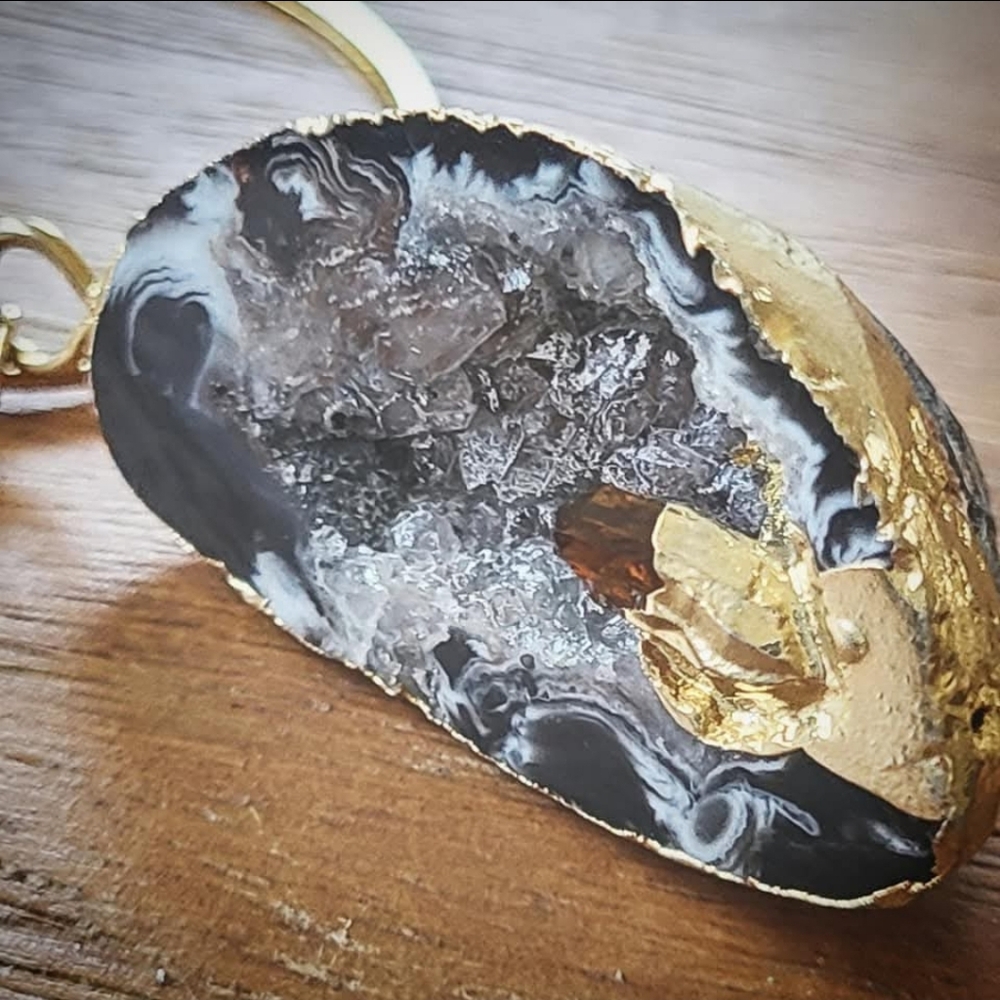 24k Accent Agate Pendant Necklace